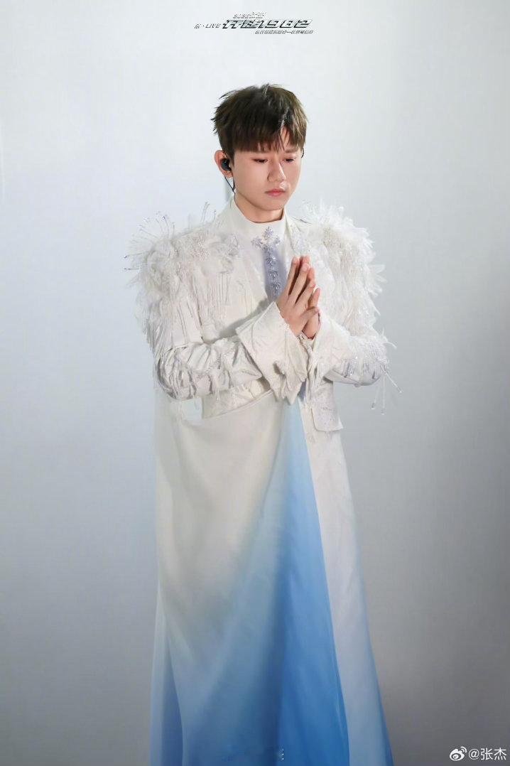 张杰很奇怪我爱你安可张杰很奇怪我爱你 张杰演唱会安可舞台太惊喜了！最后一首《很奇