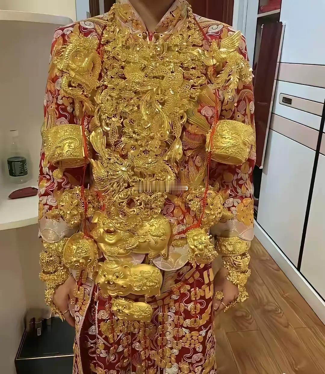 以现在的金价，这一身挂了多少个W？ 