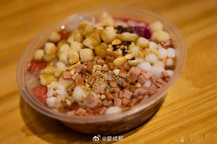 【成都人是懂怎么吃冰粉的】成都人的夏天，离不开一碗冰冰凉凉的冰粉！成都人到底有多