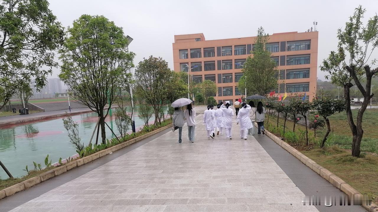 为什么说学护理专业是个不错好选择？有人说工作太累？那是没算清这笔账。我表姐家闺女