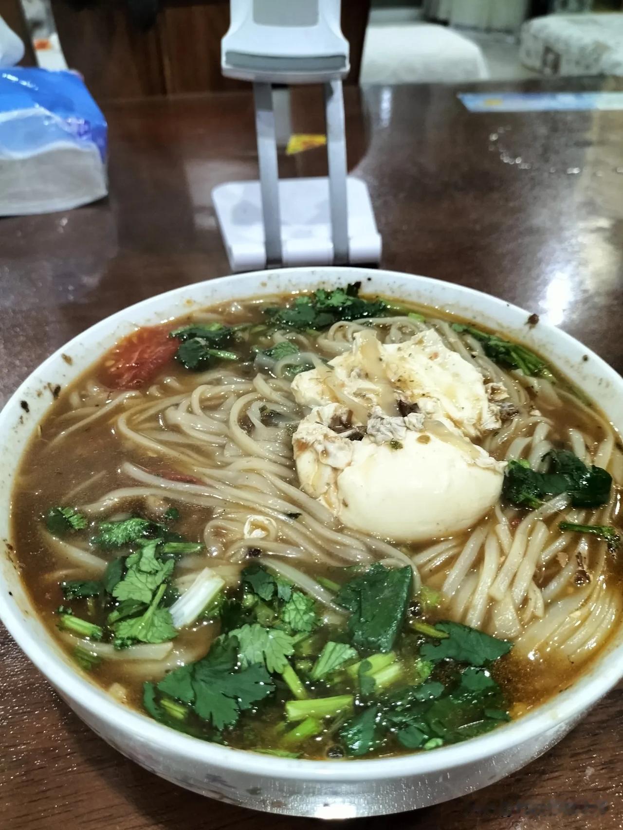早晨三点四十醒了，睡不着，闲着也是闲着，躺一会儿，起来下面条。

昨天炖牛肉剩下