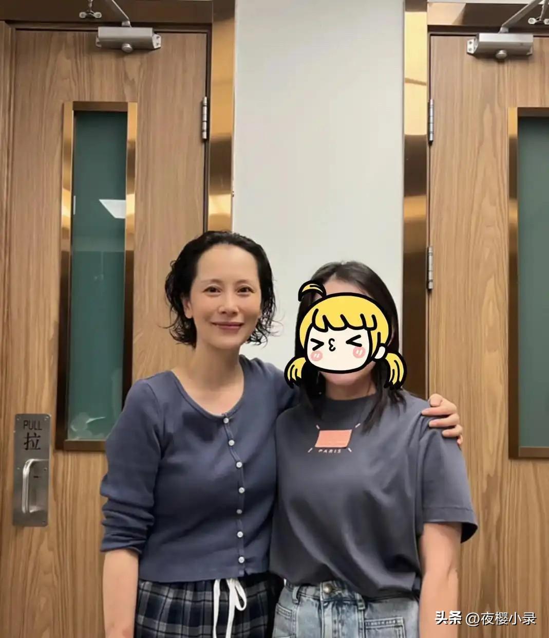 48岁海清近照曝光：发际线上移发量少，脸蛋年轻却显不自然！