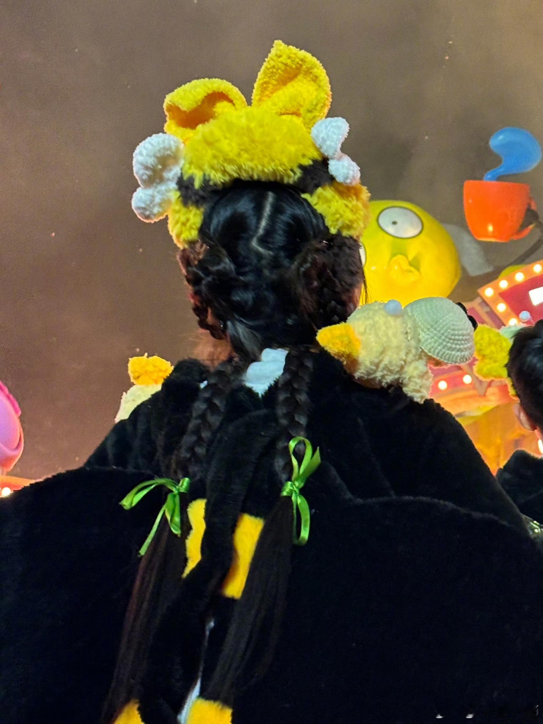 捉到一只周冬雨牌小蜜蜂扎着麻花辫在舞台上蹦跶，甜度超标啦🍯！这只“蜂蜂”不采蜜