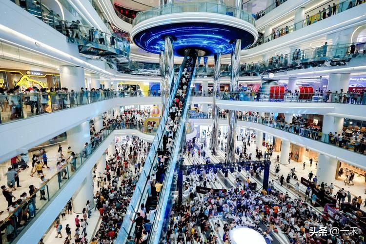 大快人心！深圳高端商场店员嘲讽顾客穷逛，结局彻底翻车
 
近日，深圳K11 EC
