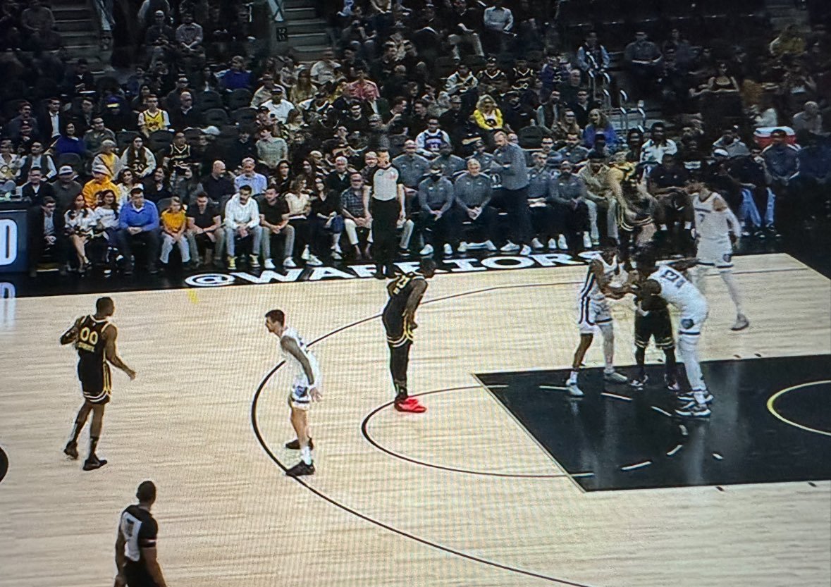 库有引力了#金州勇士[超话]##灰熊vs勇士# ​​​