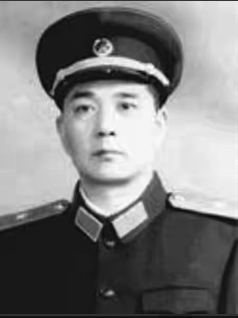 1964年，开国大校李元明病重住院，药石无医，命悬一线。谁知得知自己晋升少将后，