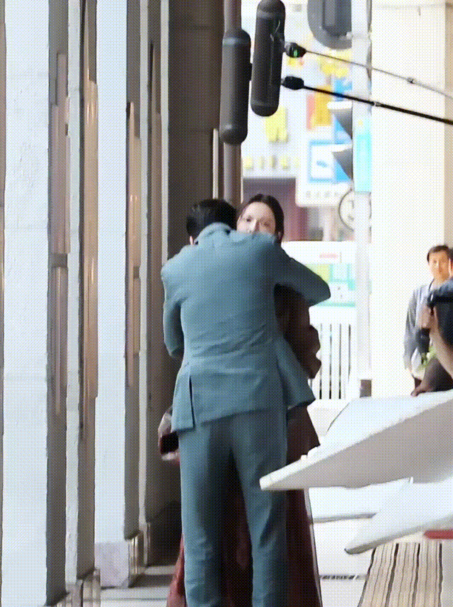 偶遇陈伟霆和钟楚曦在广州拍戏，

钟楚曦一支发簪挽出温婉气质，

陈伟霆眼神里多