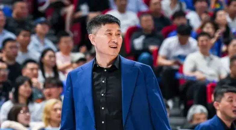 杜锋下赛季将不再担任广东男篮主帅，他将会休整一年！ 