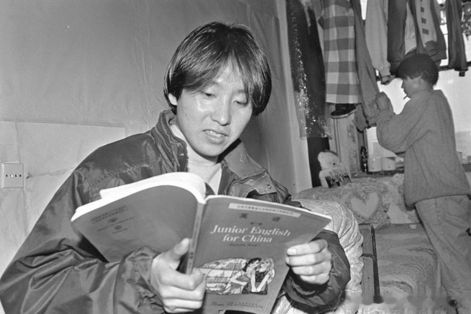 1993年，中国长跑名将王军霞利用业余时间在学习英语。 