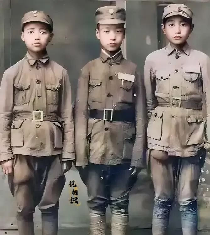 1942年，中国远征军几名“娃娃兵”的合影照片，镜头中的他们脸上还稚气未脱，放在...