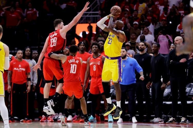 有一个残酷的概率，我猜火箭自己也知道：联盟季后赛历史上，0-3落后翻盘的概率为0