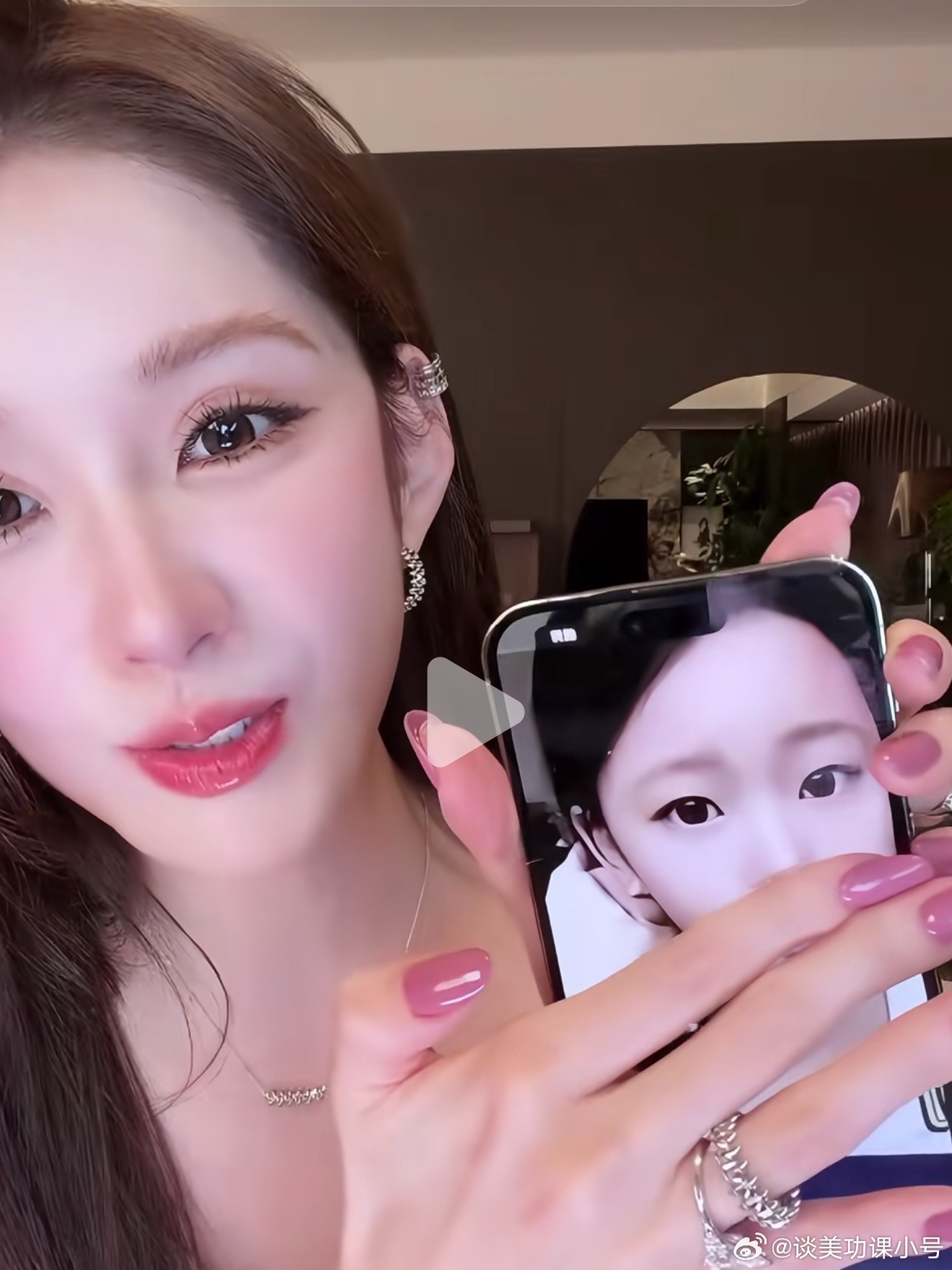 我靠，🌸33眼睛是做过三次的，双眼皮能看出来，但是内眼角竟然是做出来的。这个内