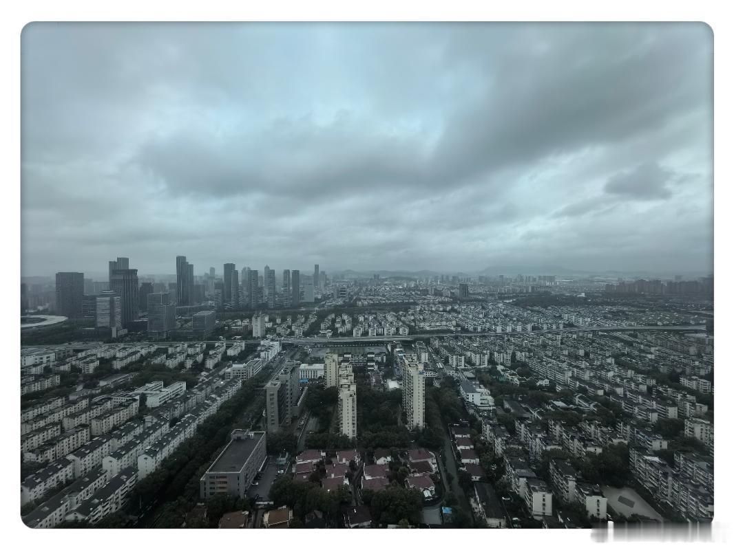 昨天把嘉兴的酒店退了，在苏州多住一晚。嘉兴那边儿说台风“白海豚”8月12号结束。