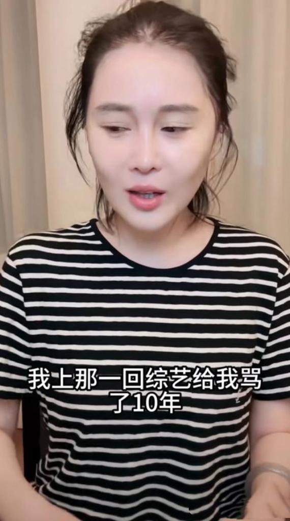 赵本山女儿球球直播力挺哥哥，直言“他没瞎混、没交坏朋友，做的事都很正能量”。她透