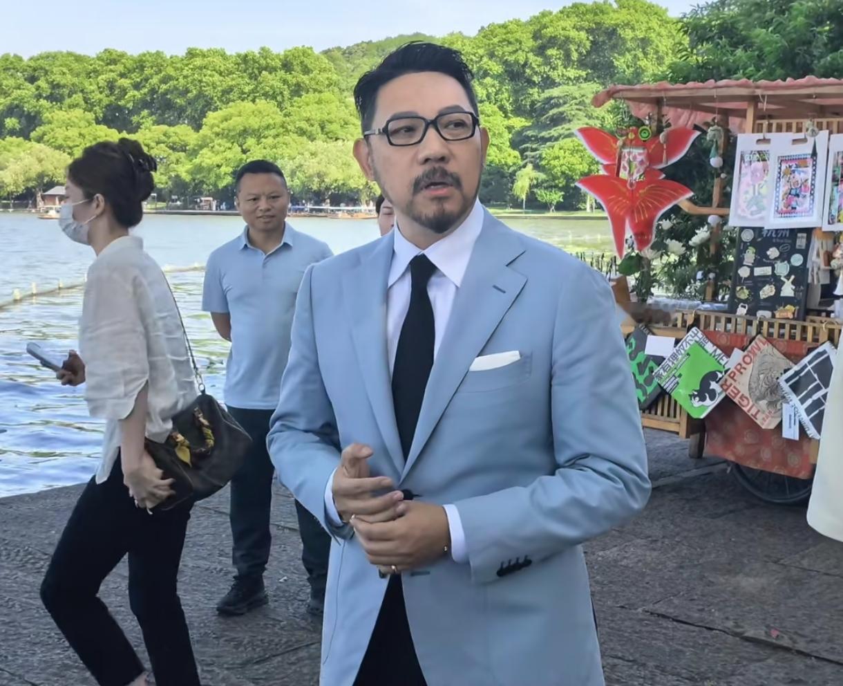 许老师是杭州人，会说杭州话的。戴口罩的是他老婆左佳佳，老婆好漂亮。好像有一起录教