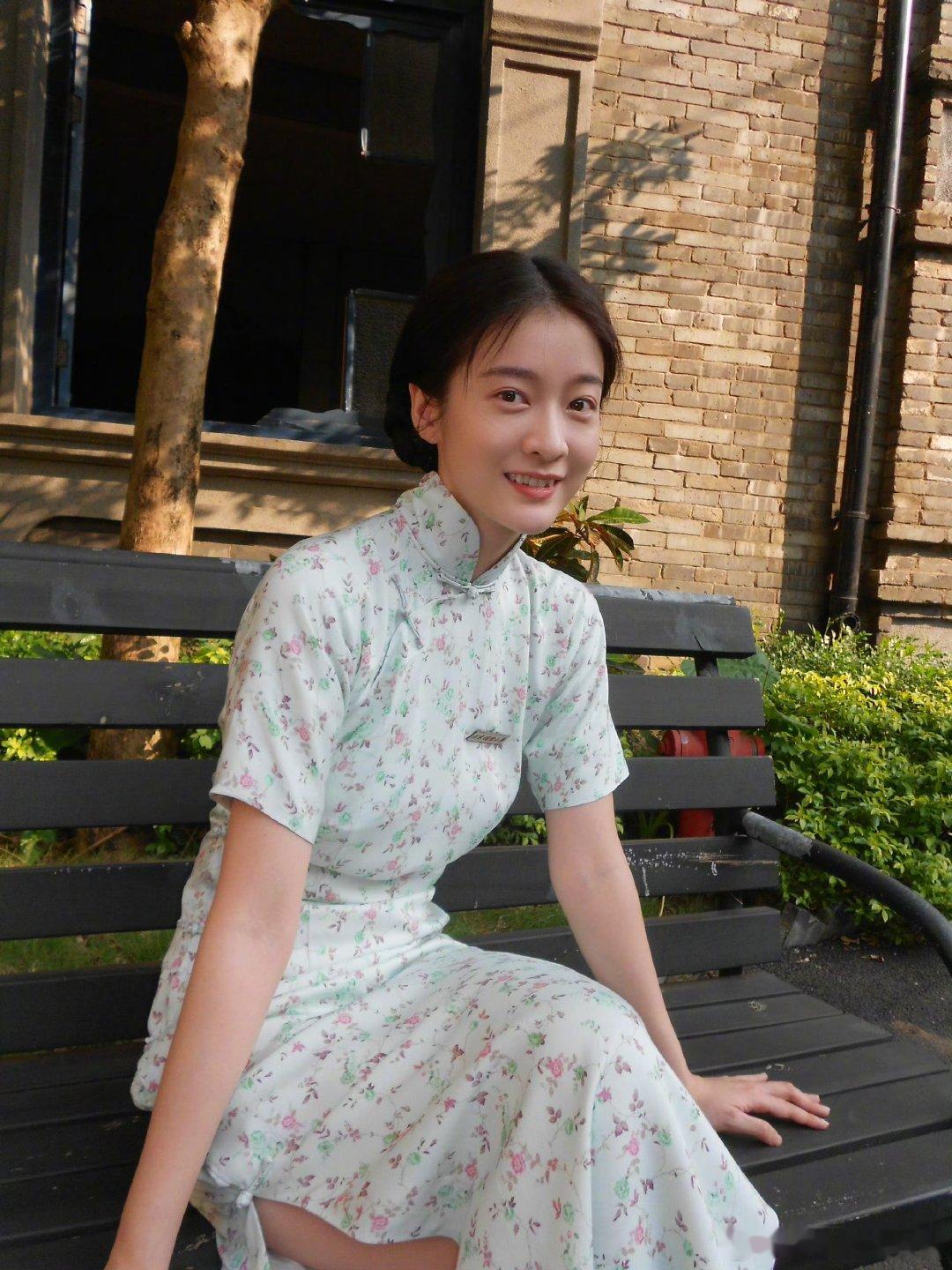 张雪迎演了冯小刚新电影 一帧帧复古幕后画面，把民国少女的青涩温柔具象化，氛围感直