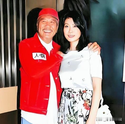 1996年，39岁的香港影帝万梓良在新加坡酒店大堂，对一位眼睛笑成月牙的空姐一见