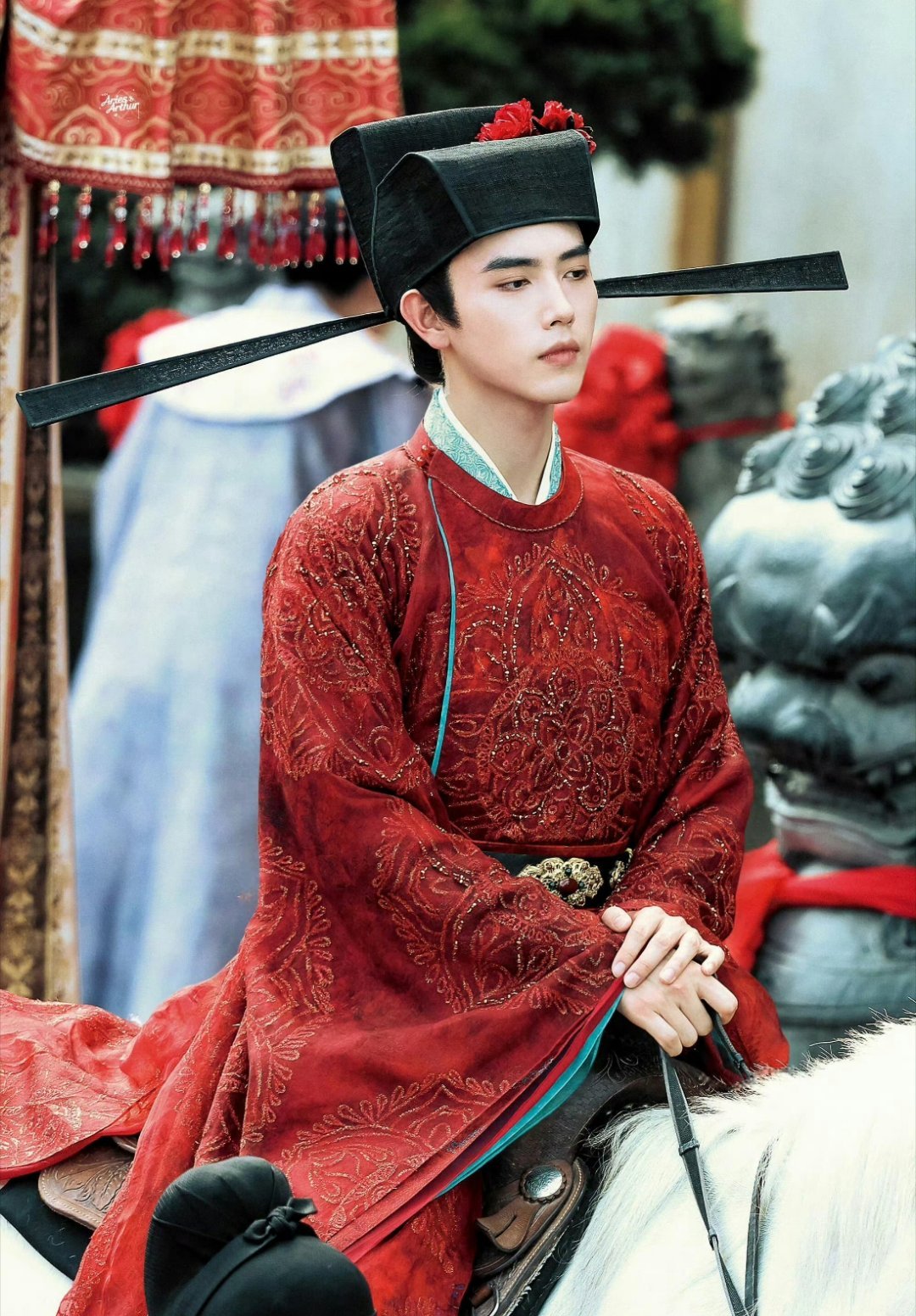 陈飞宇白日提灯新郎官造型红衣最考验仪态他这站姿就把优势全显出来了 