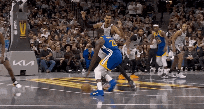 太烂！没有库里勇士啥也不是！
在今天NBA季中锦标赛勇士对阵马刺的第一节比赛中，