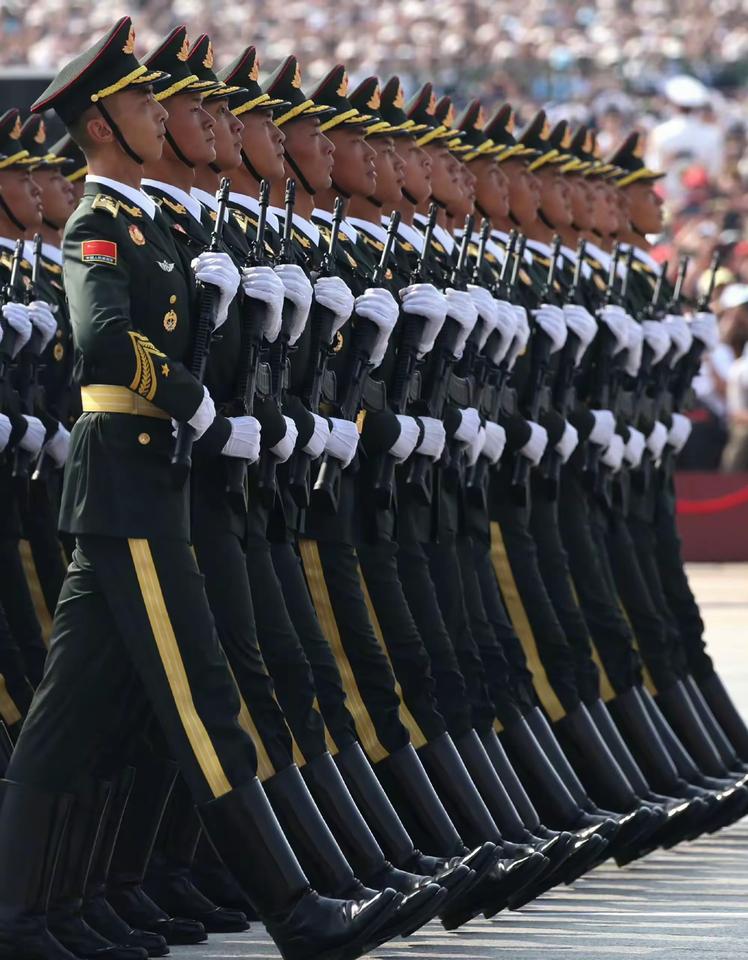 “军姿如松，步履如风，正气凛然耀中华！🇨🇳