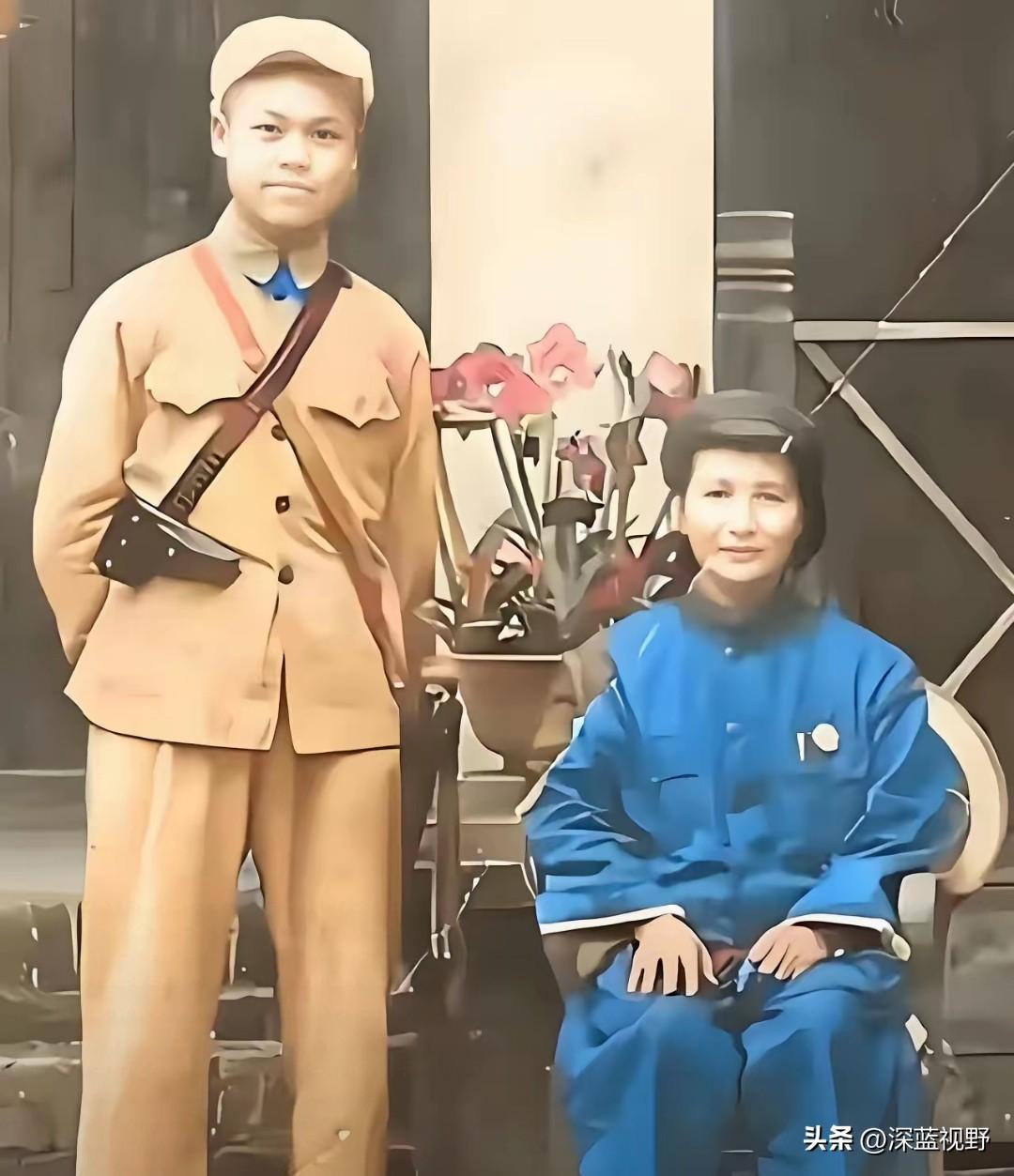 五十年代广西旧影：双枪警卫与南下女革命徐淑芬
50年代，广西，一位女首长和年轻警
