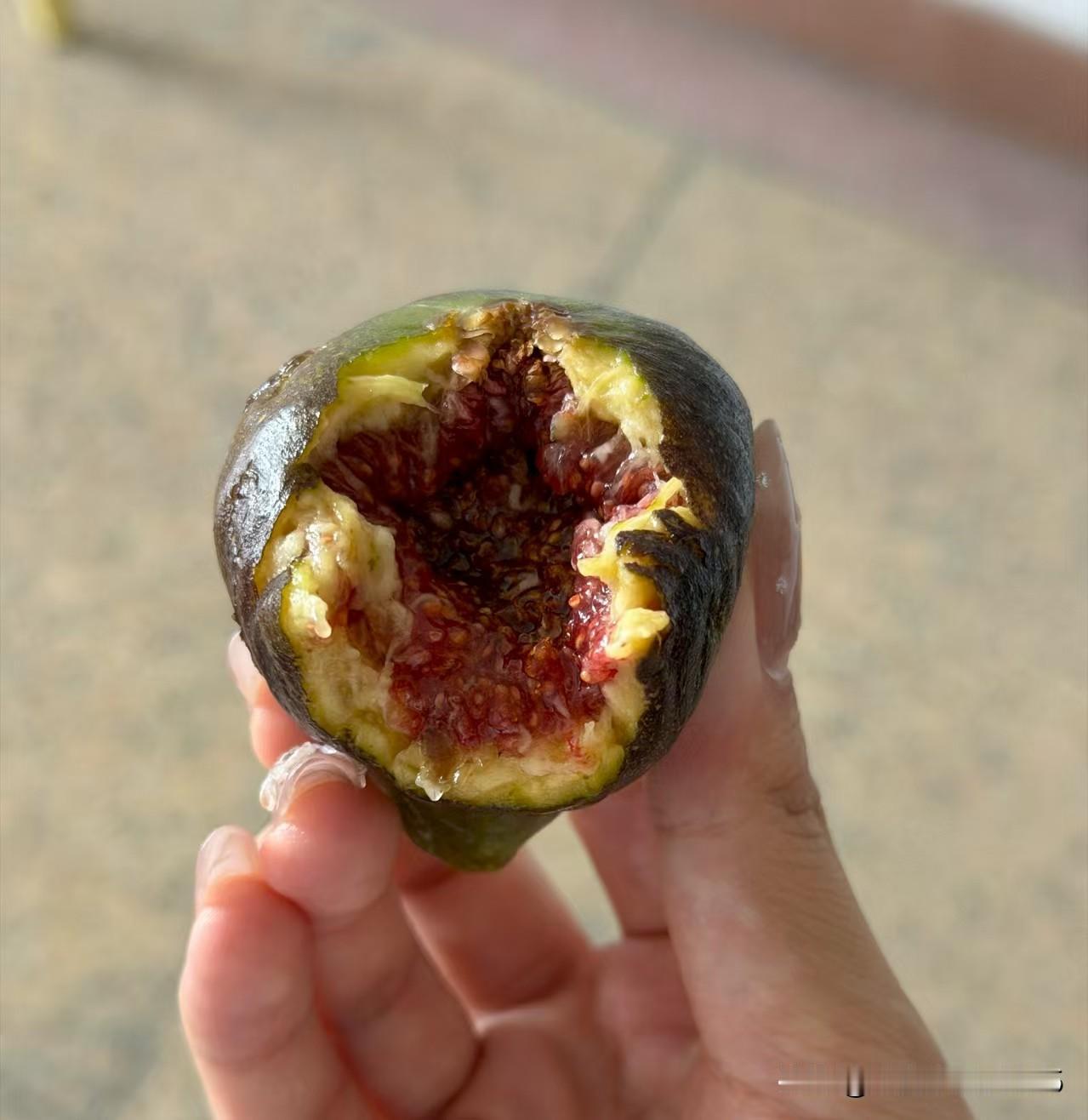 无花果真好吃啊，香甜软糯，吃着嘴里咯吱咯吱的，简直是人间美味。
但是不敢多吃呀，