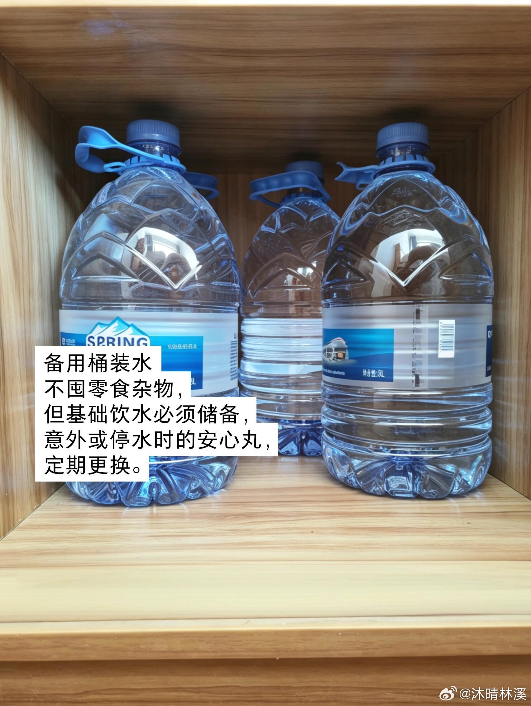 发生火灾应如何科学逃生自救高层发生火灾 ！！！→往下跑还是往上跑？？？1. 看自