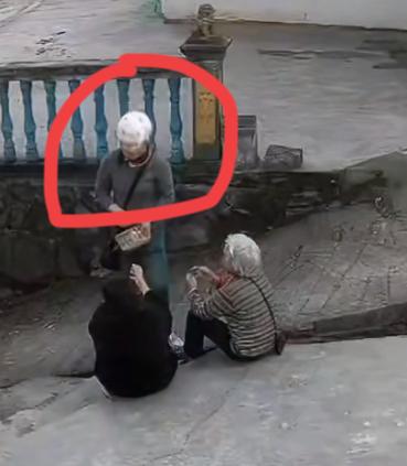 农村老太家门口聊天，路遇热心女子，一番嘘寒问暖，回家发现金耳环不见了！这种古早的