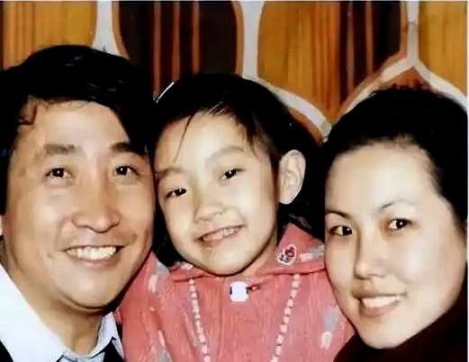 相声大师姜昆，75岁了，事业家庭都风光，可女儿姜珊46岁还单着，成了他晚年最大的