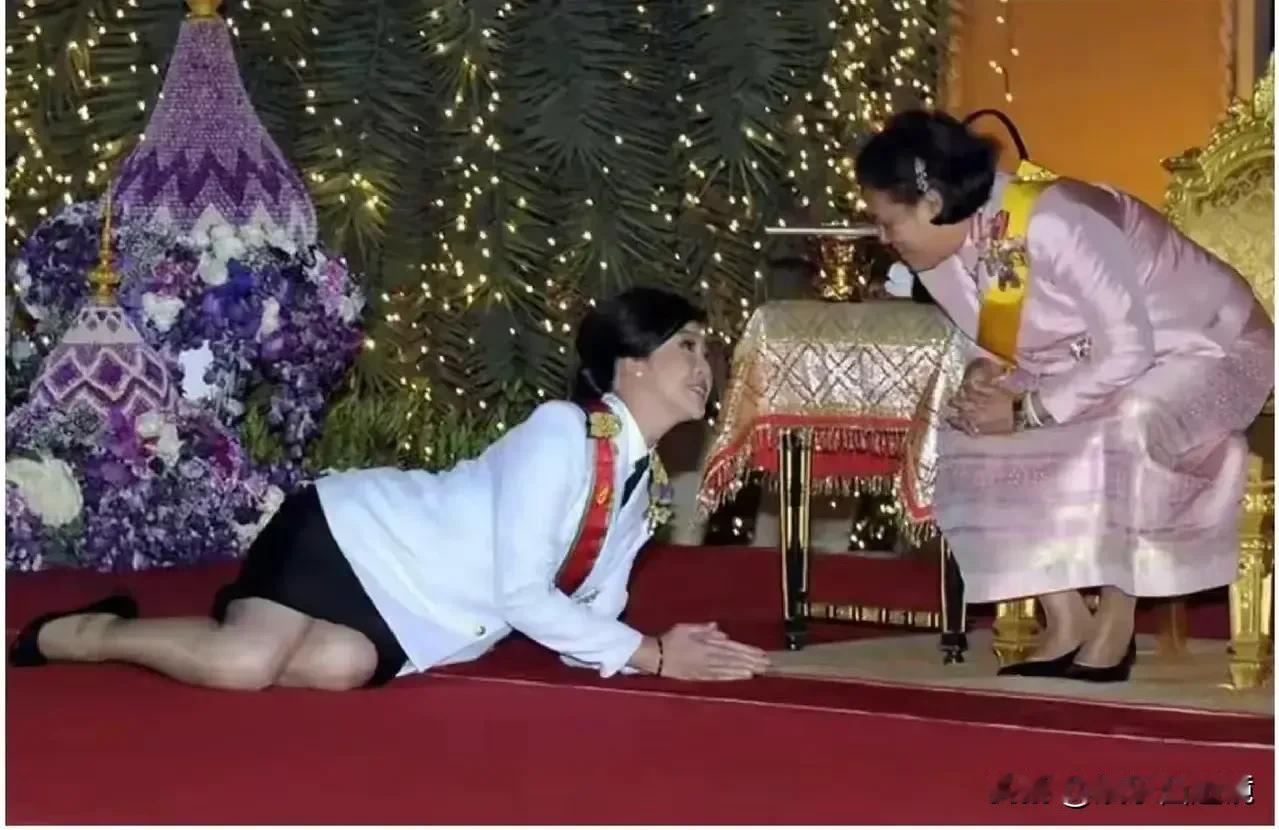 让我们来对比一下这对泰国姑姑和侄女的行礼姿态，谁的礼仪更专业更好看？
第1张图是