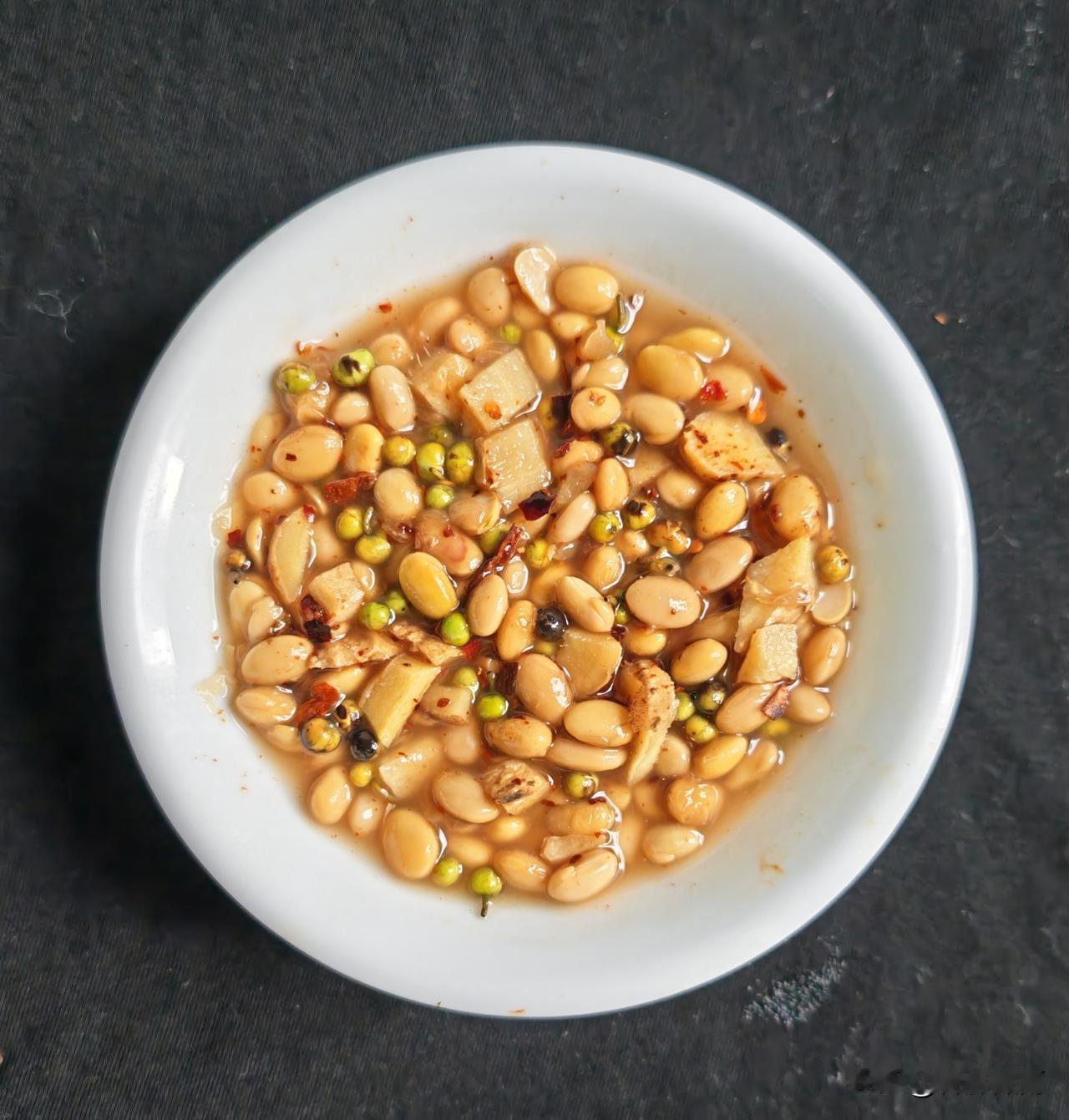 我喜欢吃水豆豉，每年冬天我都会做一些水豆豉。菜场上的豆豉颗一斤6元，很便宜。买回