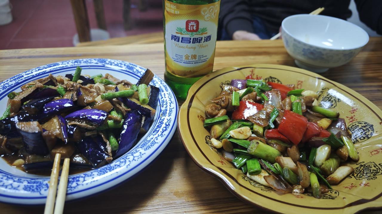 #南昌美食记录#
还不错？
游玩滕王阁，
哥俩酒店坐，
点了两个菜，
四瓶啤酒喝