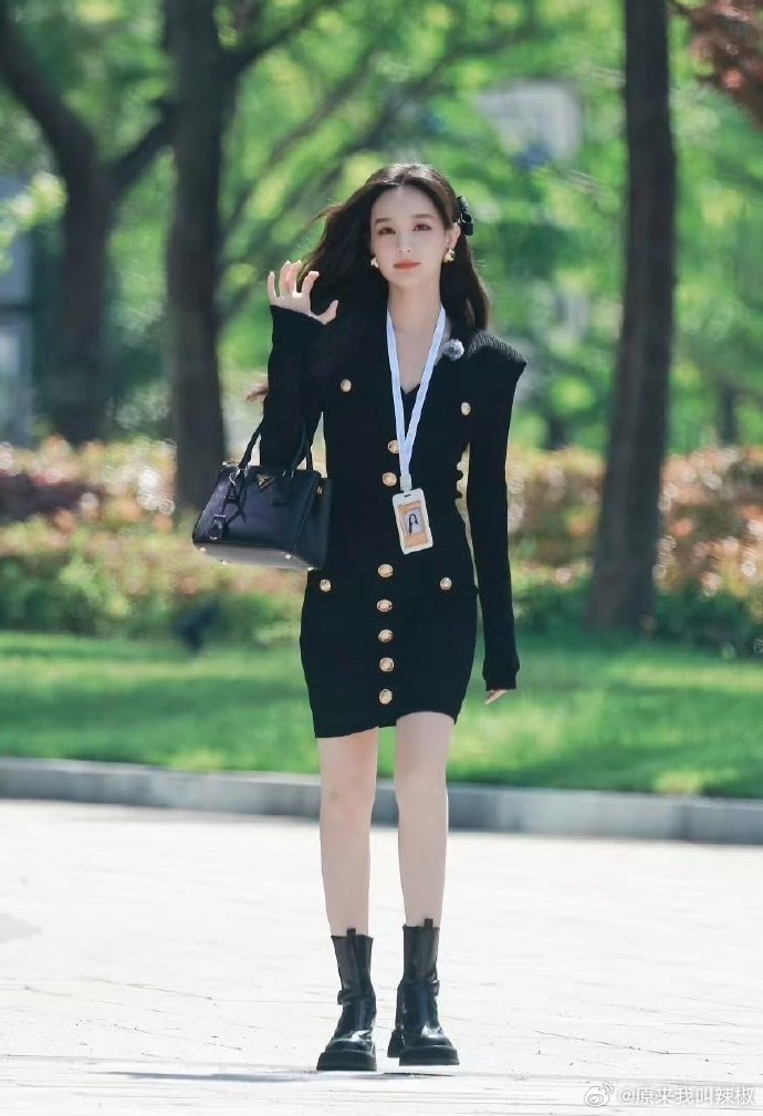 李一桐与白鹿容貌相似，仿若姐妹花，然身材却大不同，各有独特韵味。 ​​​