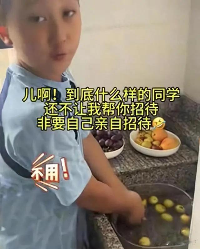 自愧不如！浙江杭州，男孩邀请女同学来家里做客，亲自切洗水果，招待女生，甚至连西瓜