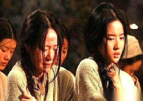 “你回去告诉九弟，我不抢他的位子，我回去当个道士就行……求你了！”
一个男人，头