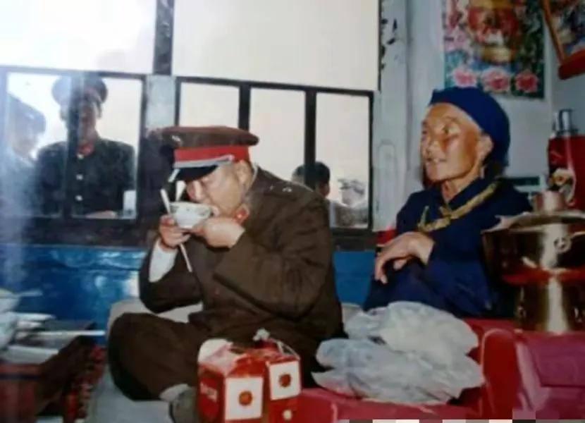 真是没有想到，开国少将走进寻常百姓家，竟然不把自己当外人。
这是开国少将李德生在