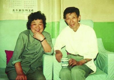 1945年8月，日本战败以后，驻中国东北关东军，陆军野战医院院长挥着军刀，用刀尖