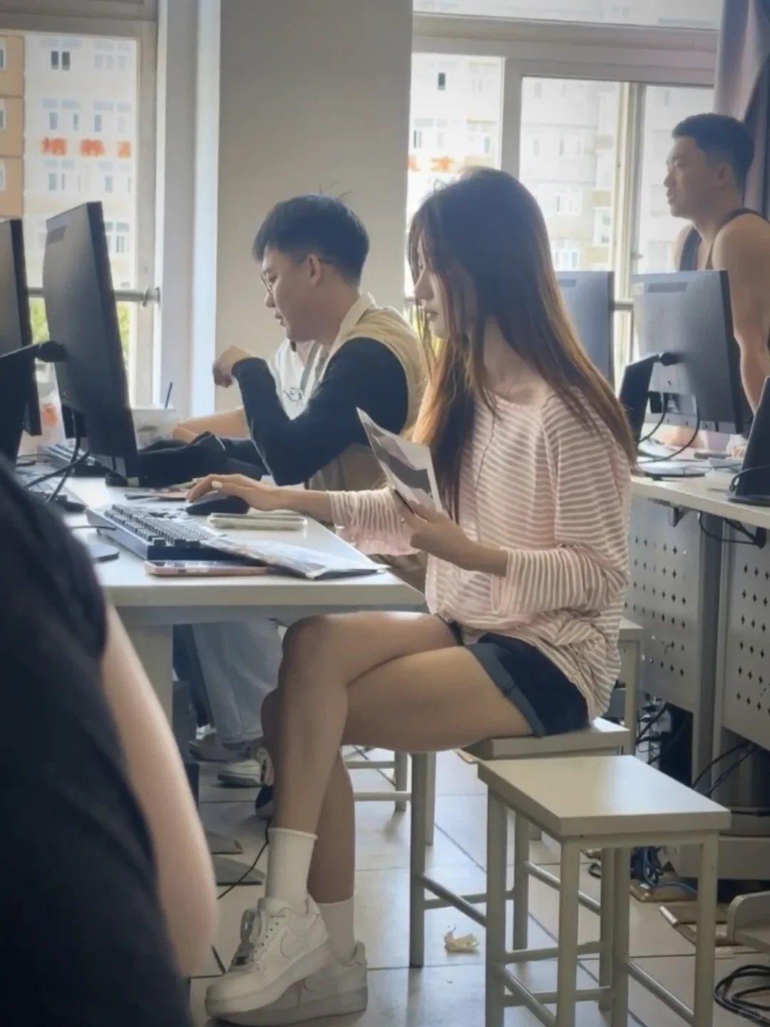这老板真的好脑子啊，
可以调动周边男同事的积极性。