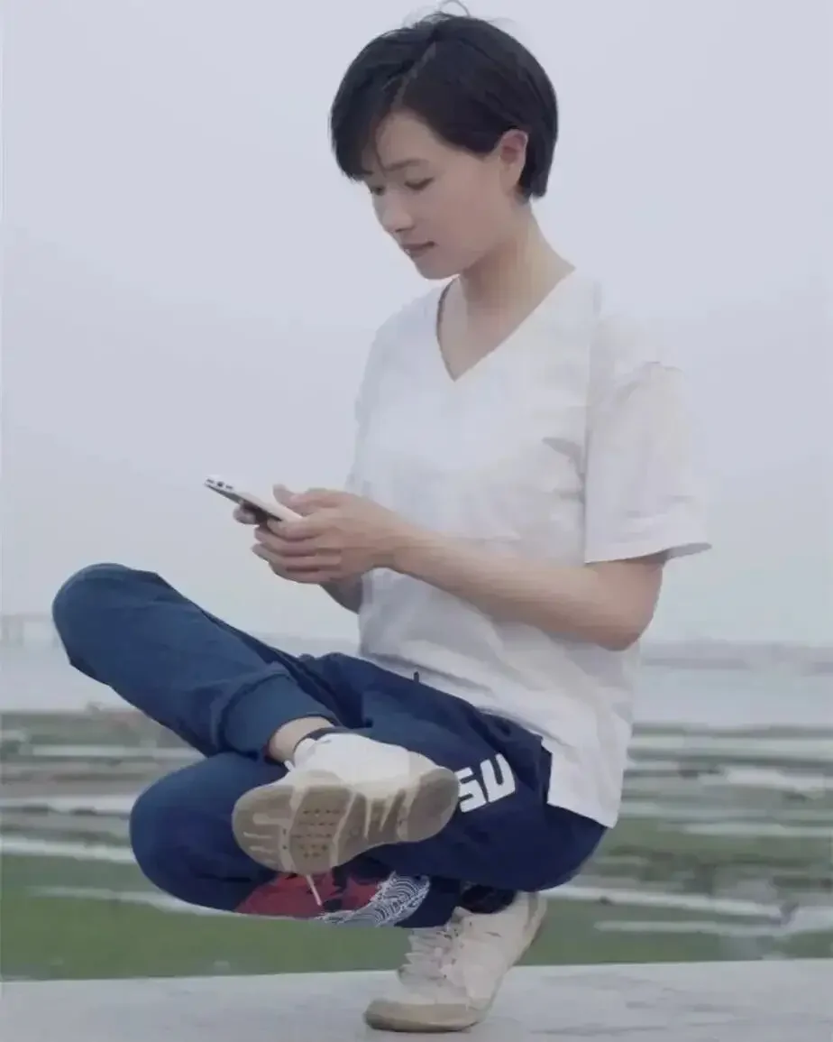 有一种蹲叫“随便蹲”，万茜下蹲火爆全网