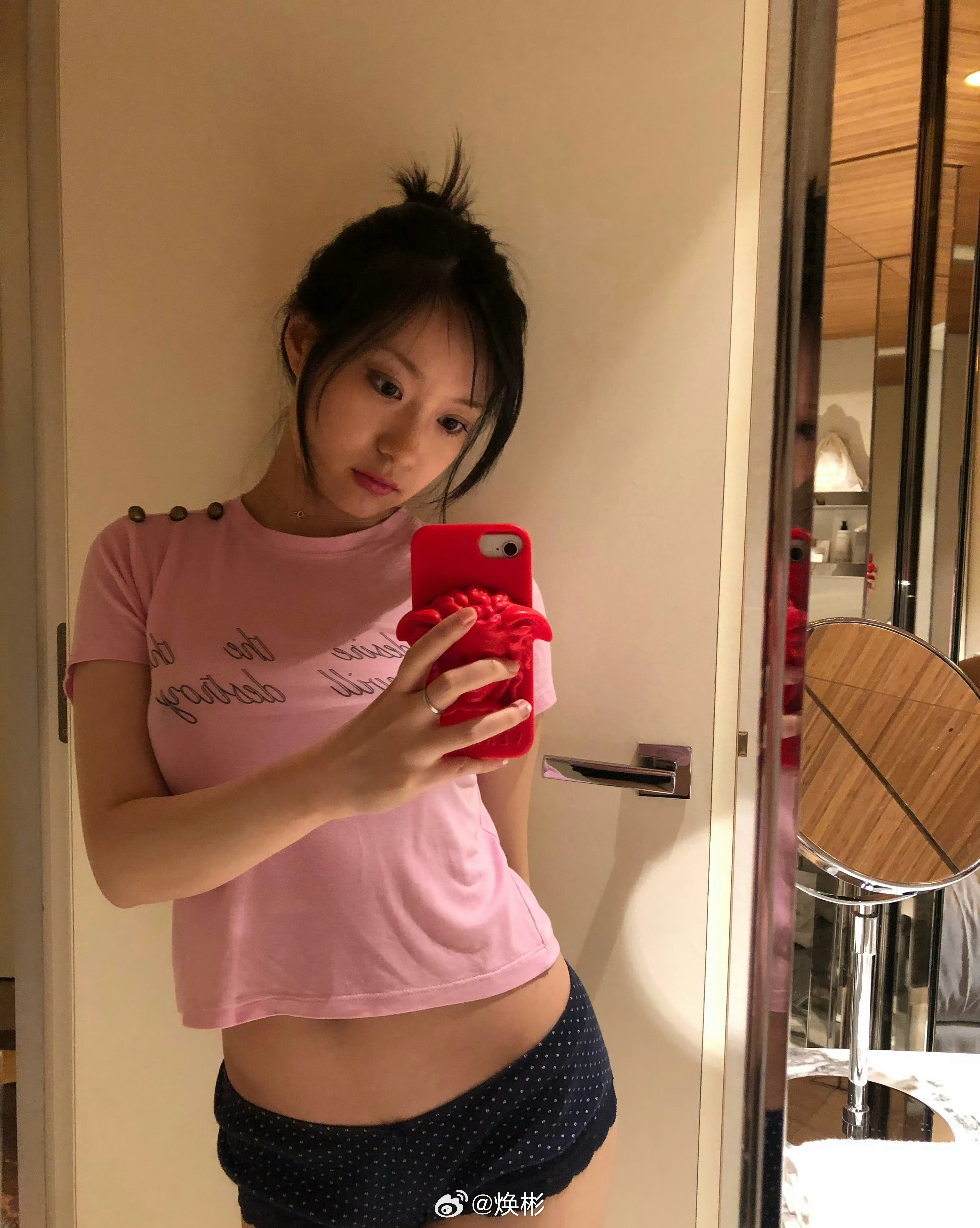 刷到一个好看的小姐姐还在用home键iPhone。 