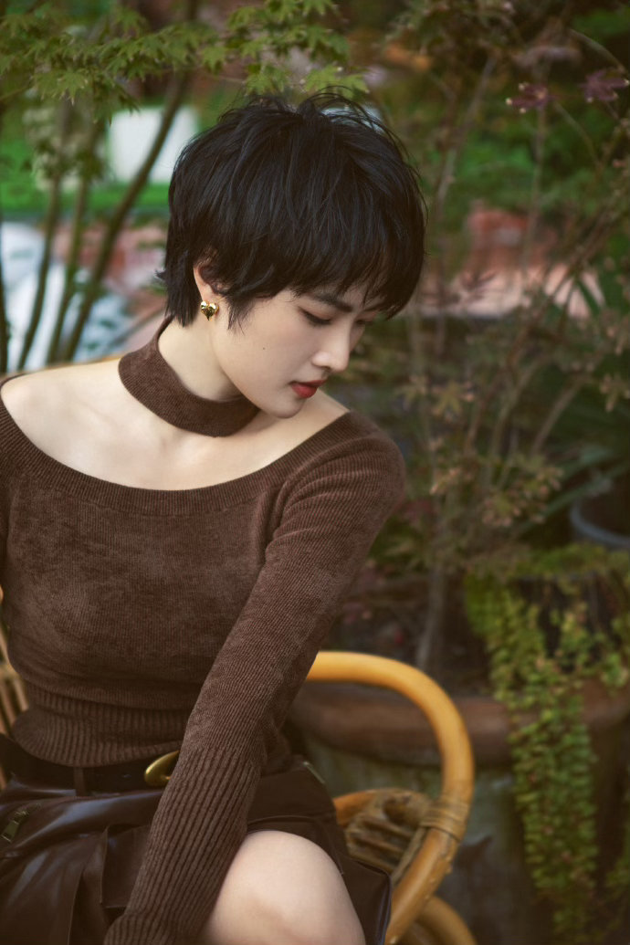 姚安娜黑色皮衣机车造型姚安娜片场太有反差感了 黑色皮衣加机车主题，姚安娜这次走的