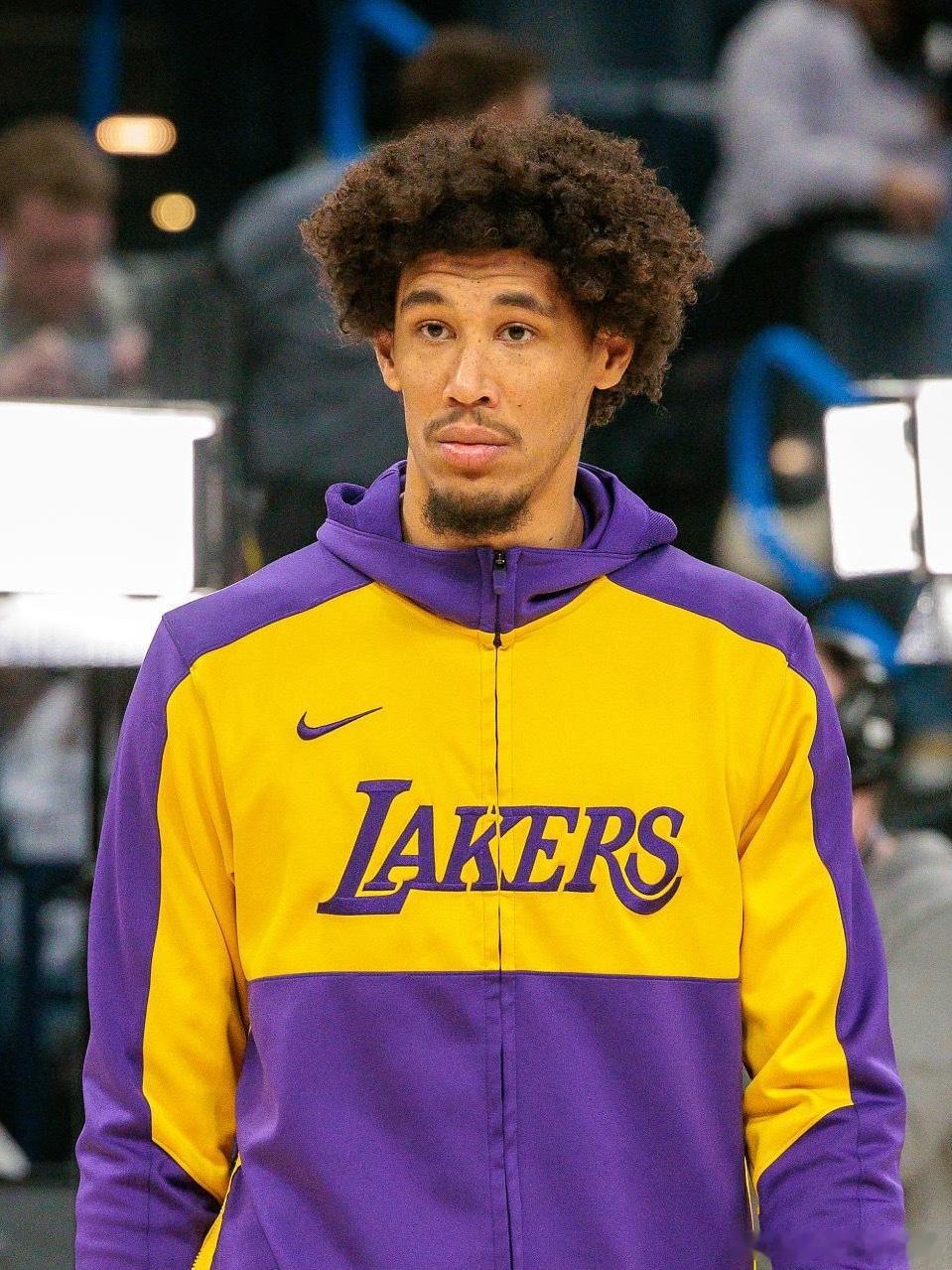 ESPN：湖人用非鸟权与海斯签下一份345万的合同，该合同高于底薪！算上阿杜-迪