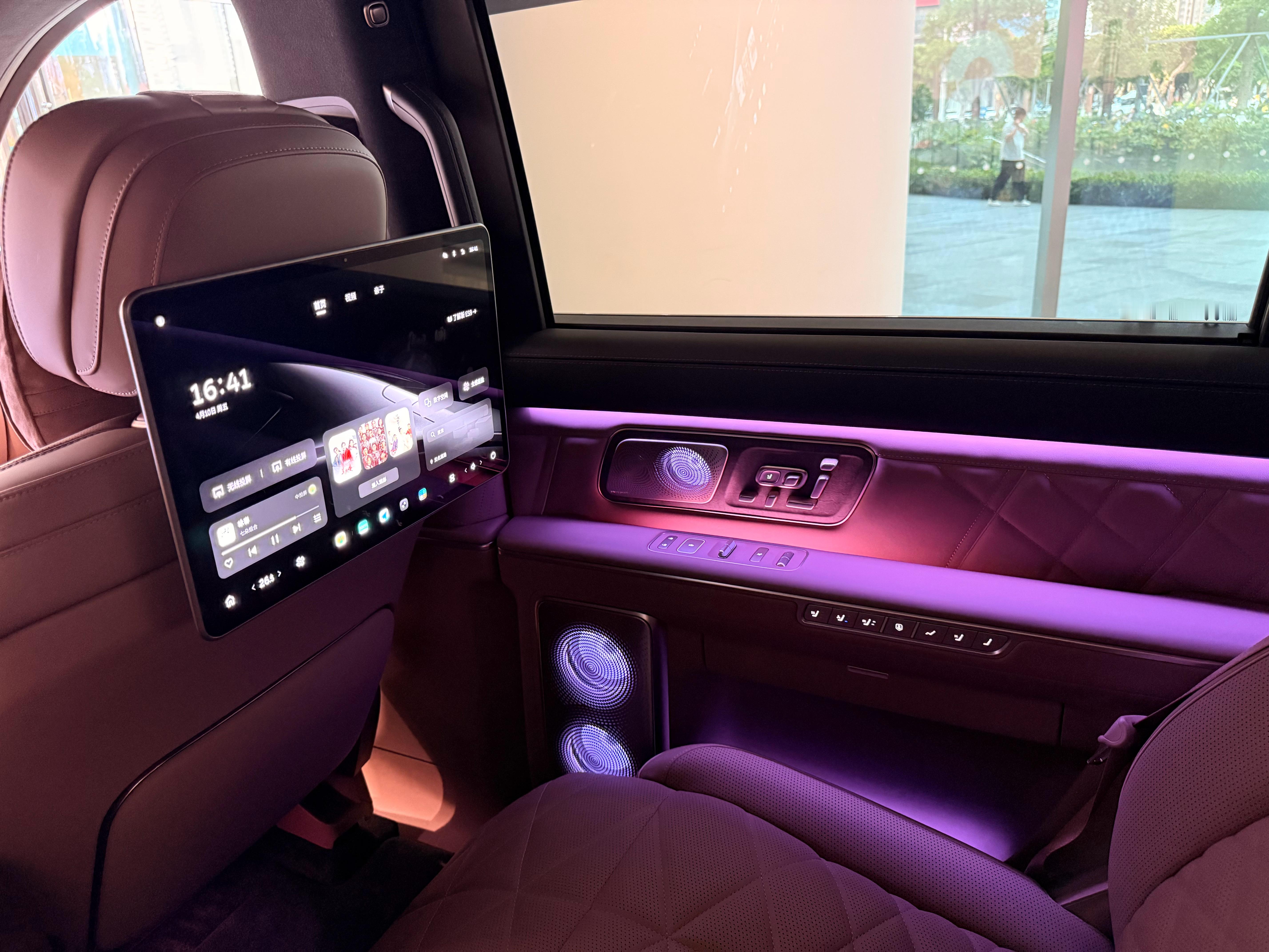 还记得之前蔚来ES8刚上的时候当时是感觉真豪华 真舒服 真细节啊！但是今天再看E