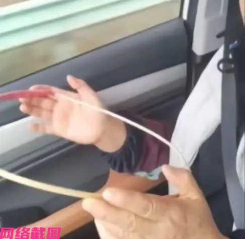 四川有男子要开车带母亲去一个地方，只是出发前知道母亲有些晕车，男子想出一个办法，