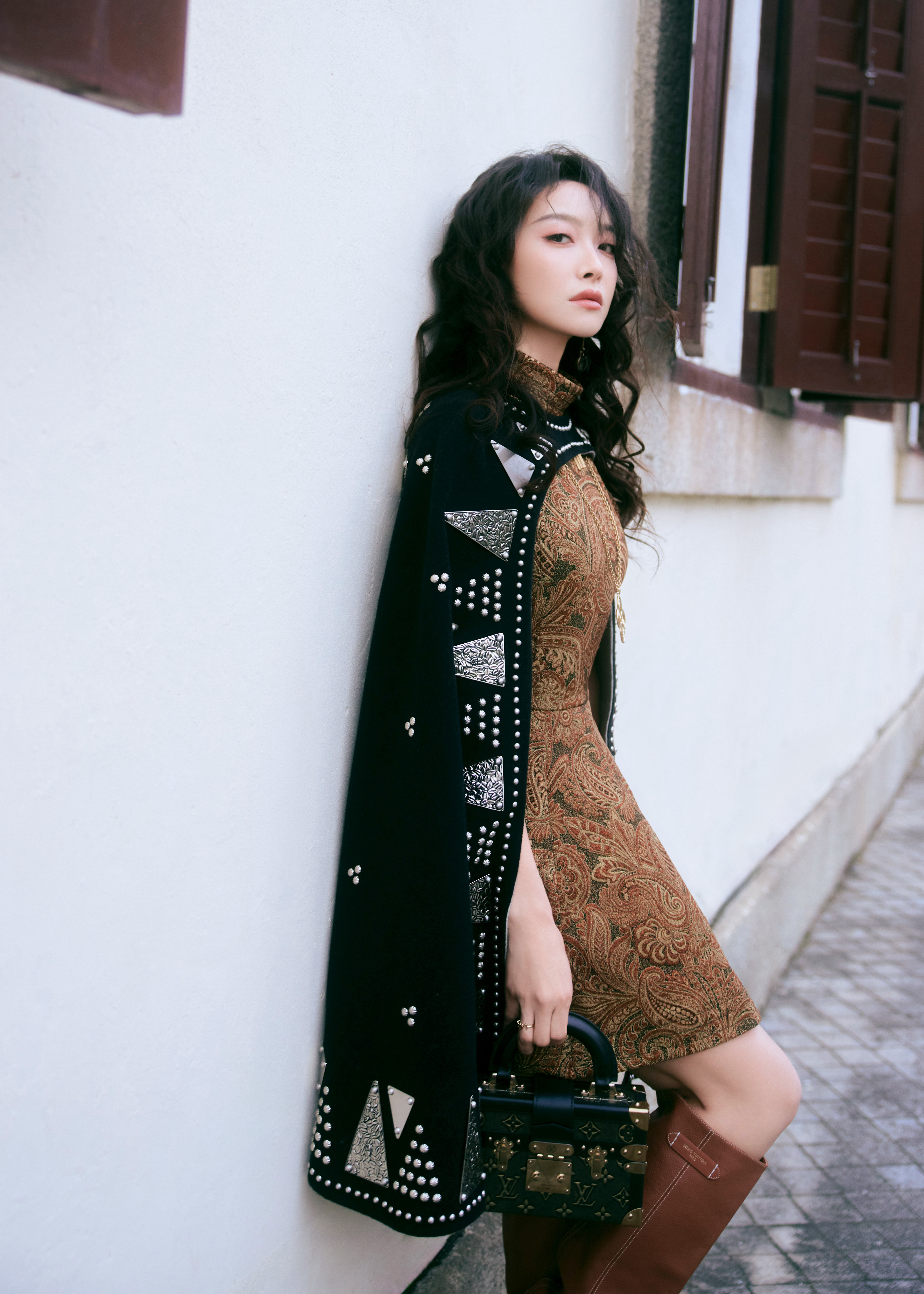 衣袂藏戏，步履生姿。以廓形勾勒美学张力，用细节铺陈时光质感。逐光而行，邂逅典雅与