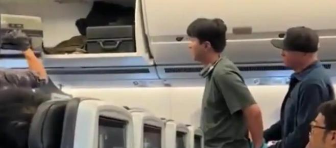 “嚣张过头了！” 上海飞洛杉矶的一架航班上，一名男子因自家孩子惊扰邻座，非但不加