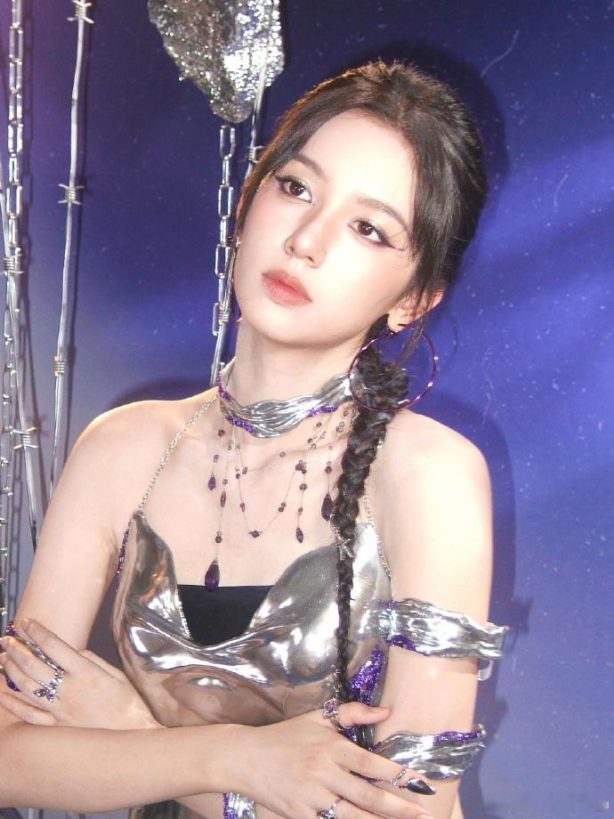 周也穿搭不基础脸也不基础 周也美成啥样了，咱们的大美女穿搭不基础，这张脸长的也是