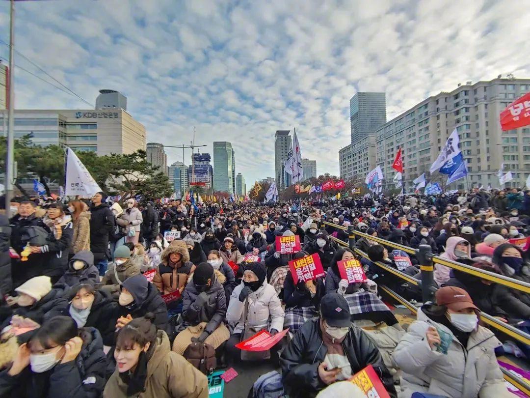 韩国首尔爆发激烈冲突！一名法国女子当众说出“全世界都讨厌中国人”，身旁一名中国女