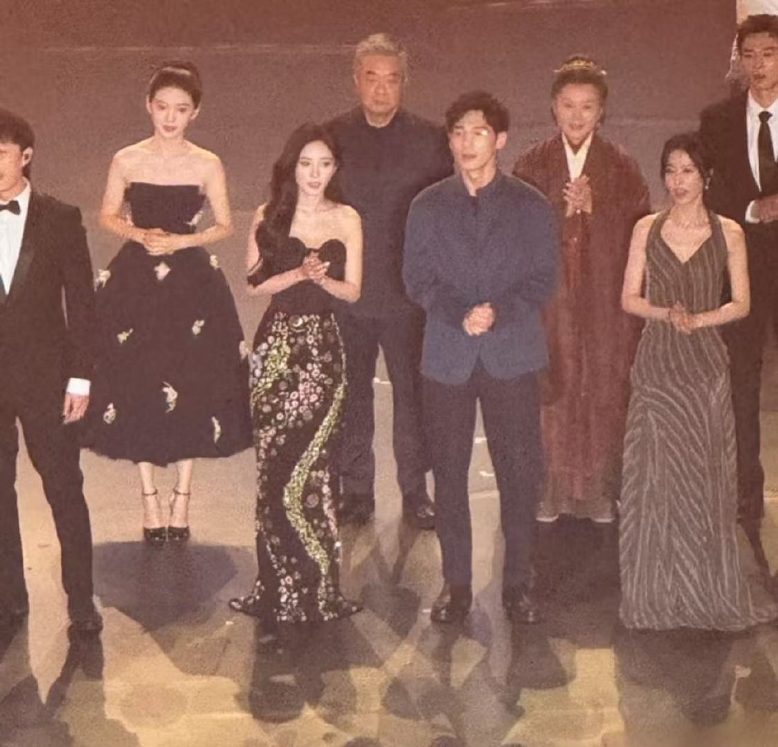 白宇和他的女主们白宇和他的三个女主角这张图上是白宇和他的三个女主角站一起 ​​​