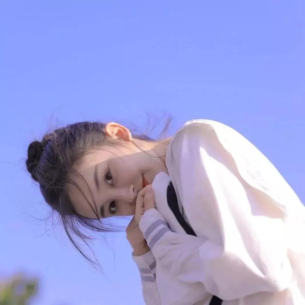 阳光明媚的午后，少女微笑着，微风轻拂她的发梢。少女感笑容 少女感微笑女孩 少女的